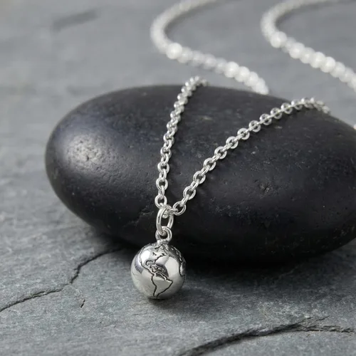 Vista 4 de Collar con dije de globo mundial de plata esterlina para mujer