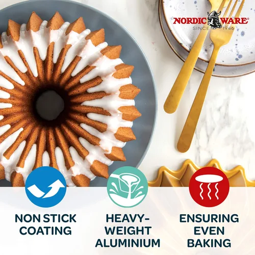 Vista 4 de Nordic Ware Brilliance Bundt Pan Gold Ultimate Bundt - Paquete de herramientas de limpieza