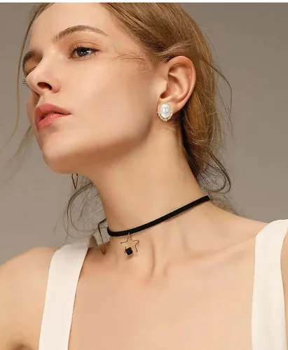 Vista 6 de Yoursfs Aretes de clip de perlas blancas grandes para mujer, chapados en oro de 18 quilates, hipoalergénicos, sin perforaciones, joyería brillante