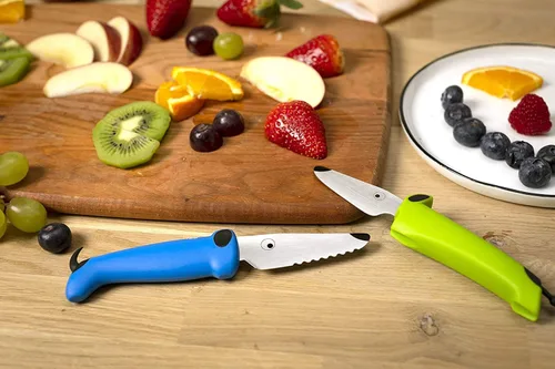 Vista 4 de Kuhn Rikon Kinderkitchen Juego de cuchillos de chef para niños de 6 pulgadas, 2 piezas, verde/azul, borde recto y cuchillo dentado, herramienta