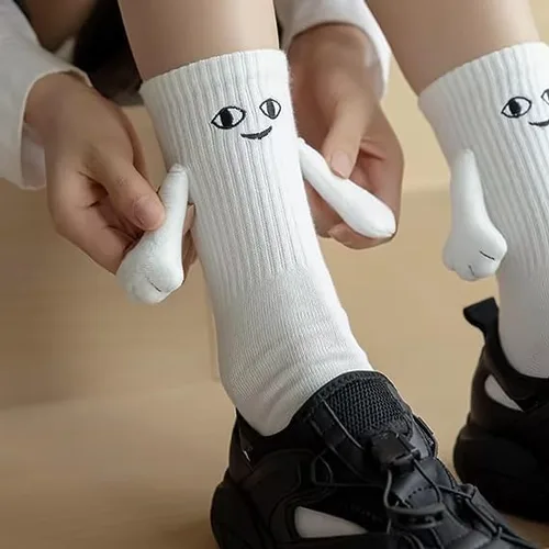 Vista 3 de Calcetines tomados de la mano,Divertidos pares magnéticos de mano a mano calcetines de tubo medio,Calcetines novedosos para muñecas 3D, regalos