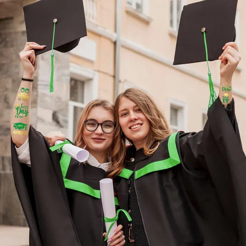 Vista 4 de 12 hojas de tatuajes temporales de graduación con purpurina verde y dorada estilo metálico, recuerdos de fiesta de graduación 2025, felicitaciones