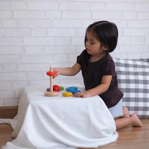 Vista 8 de PlanToys Anillo apilable de madera para motricidad fina inspirada en Montessori y aprendizaje temprano Reconocimiento de color, resolución
