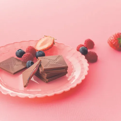 Vista 8 de ROYCE Prafeuille Chocolat "Berry Cube"- Surtido de chocolate con leche perfumado de fresa con relleno de salsa tarty Set de regalo de chocolate