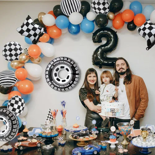 Vista 5 de 12 globos de aluminio de automóvil de carreras blanco y negro, globos a cuadros con bandera a cuadros y globos de neumáticos de rueda caliente