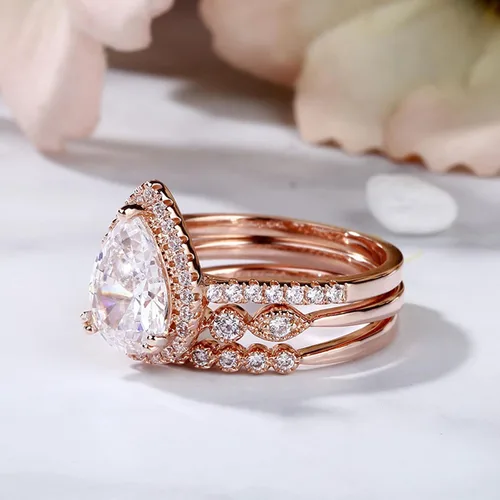 Vista 4 de Jeulia Juego de anillos de boda en forma de pera 3 piezas de plata de ley con corte de pera de halo de diamantes de oro rosa, anillo de boda