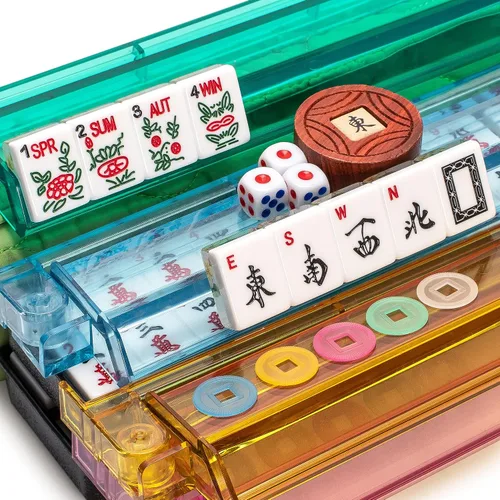 Vista 2 de Juego de Mahjong Americano de Yellow Mountain Imports, “Aloha” - 166 azulejos con motivo de plumeria, estantes acrílicos con empujadores, estuche