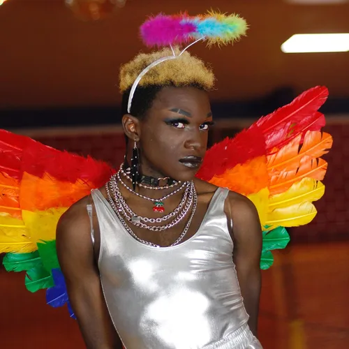 Vista 5 de ZUCKER Diadema con halo de ángel de hada de plumas - Accesorios de desfile de orgullo arcoíris de Halloween