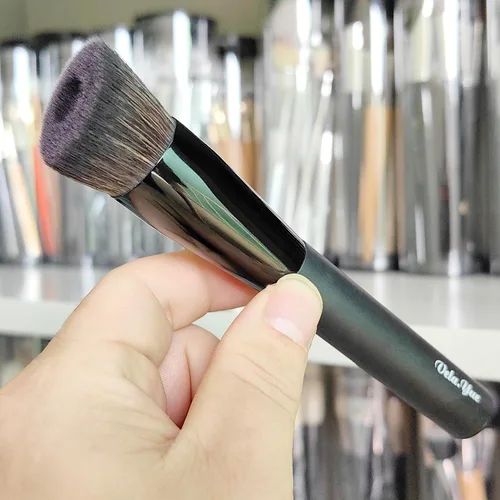 Vista 2 de Cepillo líquido para base de maquillaje para un aspecto natural impecable – Aplicador de maquillaje en ángulo para perfeccionar la crema facial