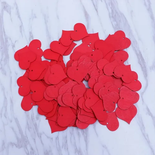 Vista 5 de 100 piezas de corazones de madera roja decorativos en forma de corazón con agujero para colgar para manualidades de bricolaje para decoración