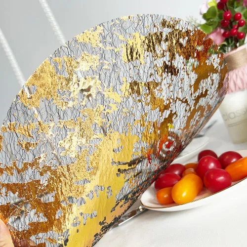 Vista 4 de Manteles Individuales Desechables Black Gold de 13 Pulgadas Redondos de Papel Metálico Prensado, Paquete de 24 Doilies Manteles Delgados para Mesa