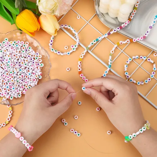 Vista 4 de Augshy 700 piezas cuentas en forma de corazón, cuentas acrílicas en forma de corazón del día de San Valentín para pulseras, fabricación de joyas