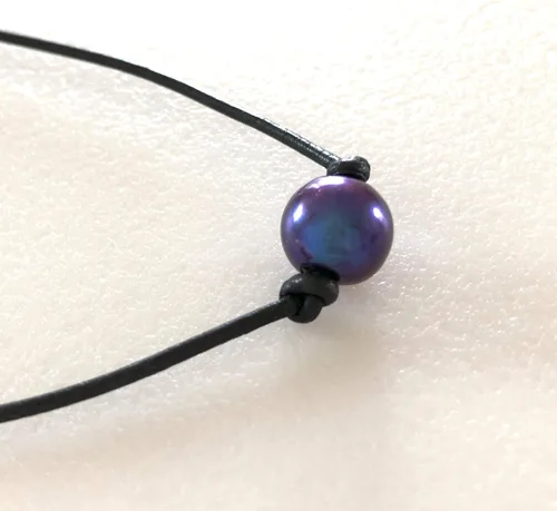 Vista 3 de Collar de perlas barrocas de pavo real negro, perla redonda de agua dulce, gargantilla de una sola perla, cordón de cuero negro, plata esterlina