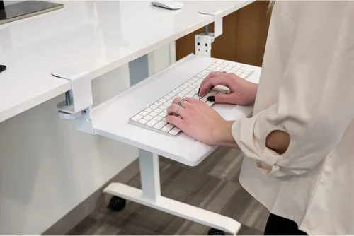 Vista 2 de Stand Up Desk Store - Bandeja grande retráctil para teclado ajustable con abrazadera, mejora la comodidad mientras aumenta el espacio en el Negro