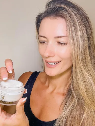 Vista 9 de Crema de día antienvejecimiento, enriquecida con aceite de oliva, argán, polifenoles de jugo de uva y ácido hialurónico reticulado, une el agua 50