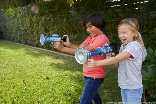 Vista 2 de Mattel Minions Tiny Toot Fart Toy Blaster, accesorio de juego de rol con mecanismo de disparo para variar el sonido