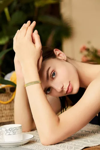 Vista 4 de CLASSYZINT Pulsera ajustable para mujer, chapada en oro de 14 quilates, pulsera de varias capas para mujer, pulsera abierta de oro, pulsera ancha