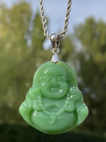 Vista 2 de Shop-iGold Colgante de Buda de jade verde claro para hombre y mujer, con estatua de Buda riendo, Metal, Jade simulado