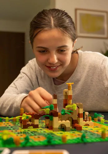 Vista 4 de Dotted Games Monkey Palace: Un Juego de Mesa de Lego - ¡Construye Tu Camino a la Victoria Ladrillo por Ladrillo! Divertido Juego Familiar