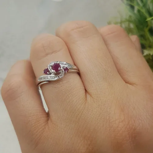Vista 4 de Dazzlingrock Collection - Juego de anillos de compromiso para novia, oro blanco y rubí de 18 quilates
