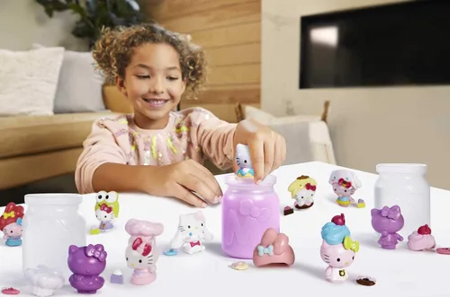 Vista 2 de Mattel Sanrio - Figuras coleccionables de Hello Kitty (2 pulgadas) con sombrero y accesorios de postre, paquete sorpresa para ciegas, inmersión