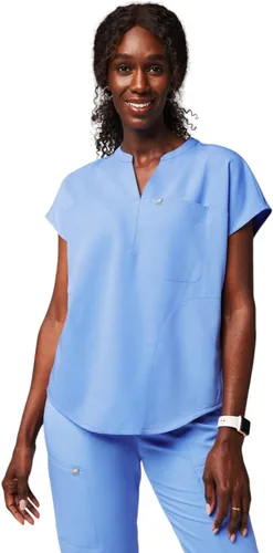 Vista 13 de Fabletics Camiseta médica Evolve de 3 bolsillos para mujer con un ajuste de gran tamaño, MotionTech, elástica en 4 direcciones, resistente a