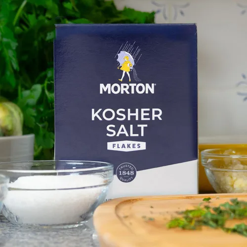 Vista 6 de Sal Kosher Morton, 3 libras Paquete a granel de copos de sal kosher para cocinar diariamente, hornear, beber vasos y mucho más