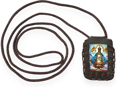 Vista 2 de Our Lady of San Juan de Los Lagos - Collar escapulario color marrón Escapulario Cafe Virgen, Cuero sintético, No es una piedra preciosa