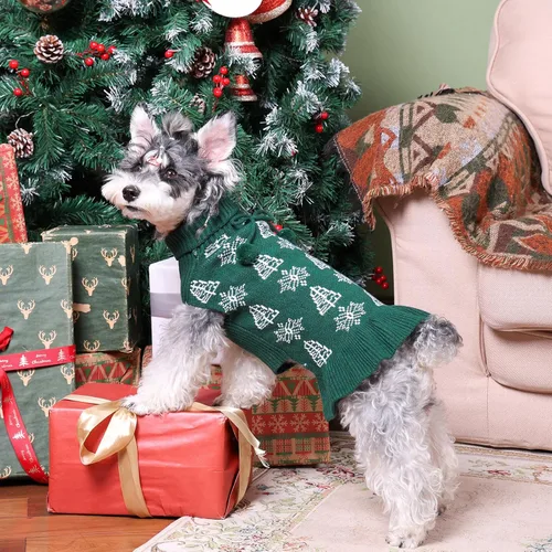 Vista 3 de CuteBone Suéter de Navidad para perro feo, suéter de invierno de punto de cuello alto verde con pompones artesanales, vestido con volantes