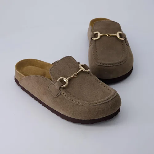 Vista 8 de CUSHIONAIRE Zuecos de gamuza Cliff para mujer Musgo
