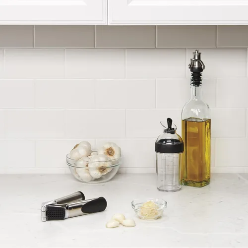 Vista 2 de OXO Good Grips pequeño agitador de aderezo para ensalada - Negro, Pequeño