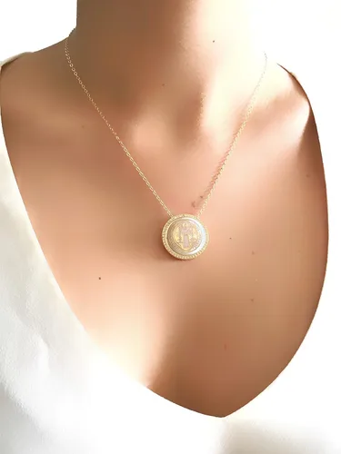 Vista 7 de LESLIE BOULES Collar con colgante de San Benito para mujer, cadena chapada en oro de 18 quilates, 18 pulgadas de largo, Nácar