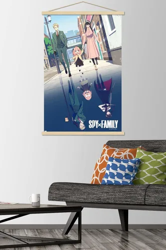 Vista 2 de Trends International Spy x Family - Póster de pared de arte familiar con llave, 22.37 x 34.00 pulgadas, paquete de impresión premium y colgador