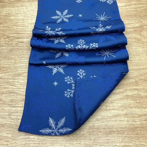 Vista 3 de Camino de mesa tejido jacquard metálico con copos de nieve azul navideño (corredor de 14" x 72")