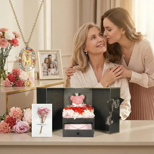 Vista 2 de Bonito regalo de oso de rosas reales preservadas con collares iniciales chapados en oro de 18 quilates para mujeres, día de la madre, cumpleaños