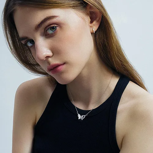 Vista 2 de FOESSD Butterfly Necklace - Gold Silver Pearl Dainty Double Butterfly Chokers Necklaces Y Chain Jewelry Birthday Gifts for Women Girls