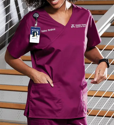 Vista 4 de Top de uniforme médico bordado con bordado para añadir tu logo de texto, iniciales de monograma, para mujer