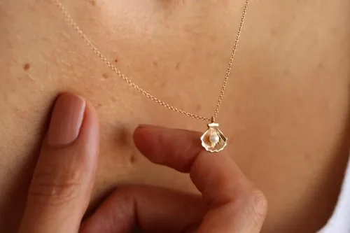 Vista 4 de Collar de perlas de concha de mar en oro macizo de 14 quilates Collar con dije de la suerte para mujer Collar de concha de berberecho de oro de 14