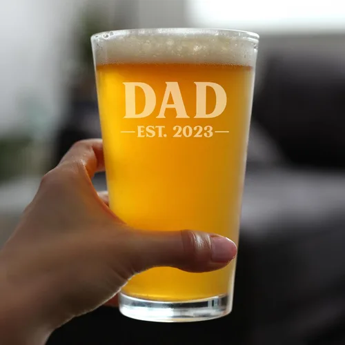 Vista 3 de Dad Est 2023 - Regalo de Vaso de Pinta para Nuevo Padre Primerizo - Vasos Llamativos de 16 Oz Bevvee Dad gift ideas for fathers, husbands and