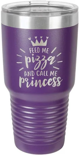 Vista 19 de Vaso grabado con pajita y tapa superior deslizante de acero inoxidable para viaje con texto en inglés "FEED ME PIZZA AND CALL ME PRINCESS