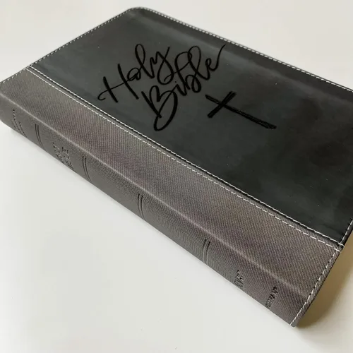 Vista 3 de Biblia de Leathersoft NIV con letras a mano y grabadas con láser, grabado personalizado con nombre disponible, regalo personalizado para bodas