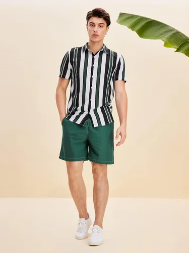 Vista 5 de OYOANGLE Conjunto de 2 piezas para hombre, camisa y pantalones cortos con botones y manga corta