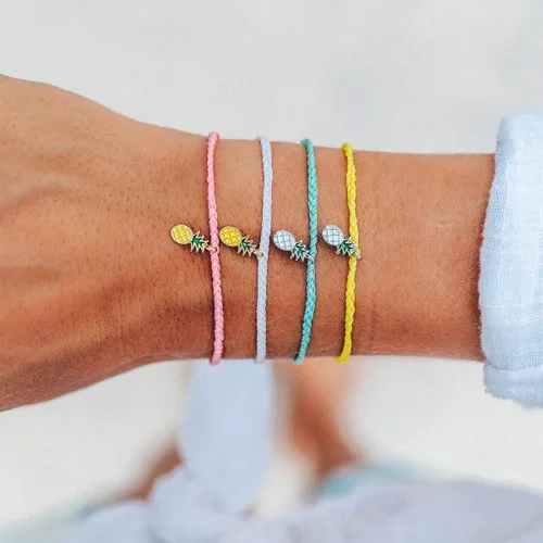 Vista 4 de Pura Vida Pulsera con dije esmaltado de piña plateada u oro, banda ajustable, 100% impermeable