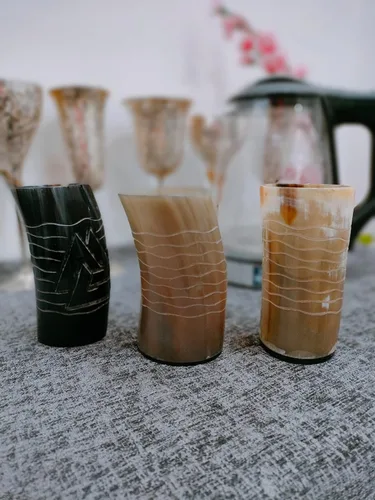 Vista 7 de Juego de 3 tazas de cuerno vikingo hechas a mano con soportes medievales Ale Mead, tazas de vino rústicas nórdicas para decoración de bar, fiesta
