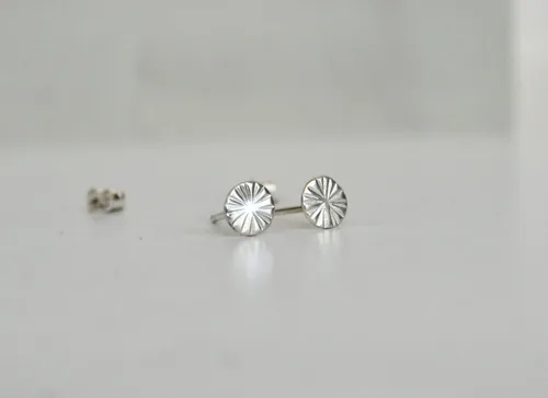 Vista 7 de Aretes modernos de plata de ley martillada de 0.197 in, piercing de lóbulo relleno de oro, diseño de sol