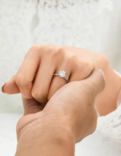 Vista 2 de MomentWish Anillos de moissanita, anillos de moissanita de 1 quilates para mujer, anillos solitarios de plata de ley 925 con diamantes de imitación