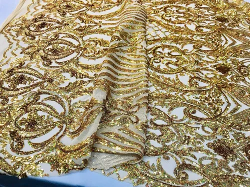 Vista 8 de Diseño de lentejuelas de damasco iridiscente dorado en una malla elástica de 4 vías por yarda.