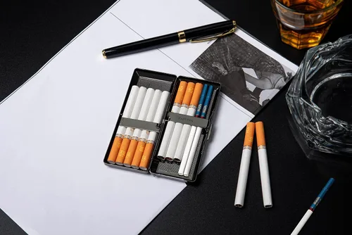 Vista 2 de Hermosa y elegante caja de cigarrillos de metal simple para damas y hombres con capacidad para 10 cigarrillos de 3.937 in (pistola de hierba negro)