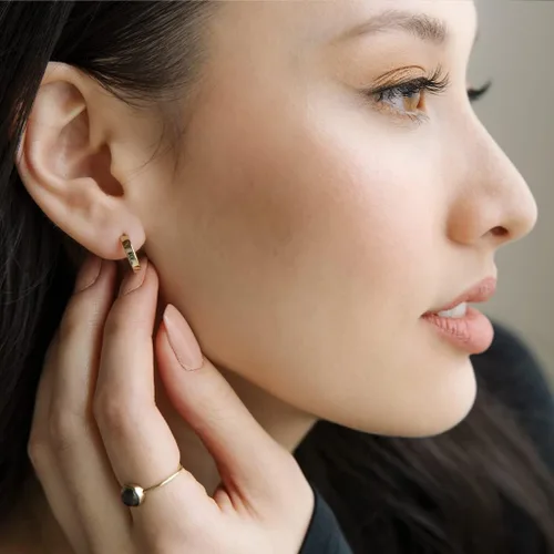 Vista 5 de HONEYCAT Huggie Hoops Pendientes en oro, oro rosa o plata Joyería minimalista y delicada