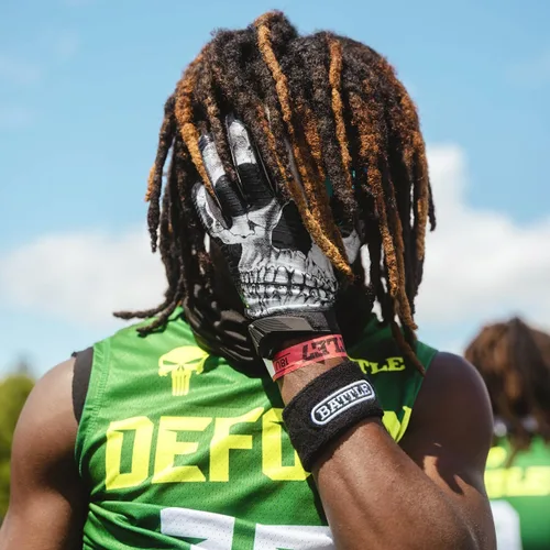 Vista 5 de Battle Sports Skullface - Guantes de fútbol americano con capa de extraterrestre rosa para receptor abierto, ultraadherentes y con agarre